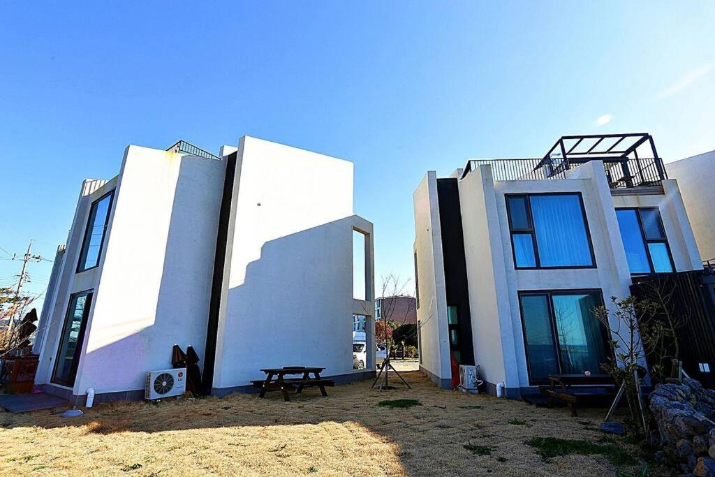 Coveted Palms Village Pension Jeju Eksteriør billede